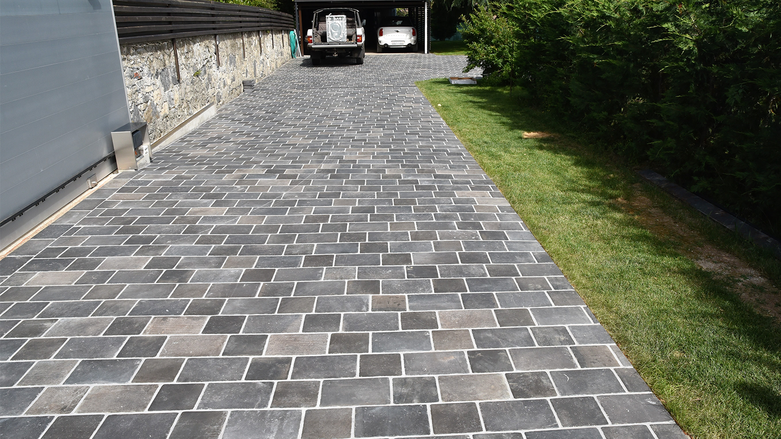 porcelain cobblestone driveway, dark and light grey stones.